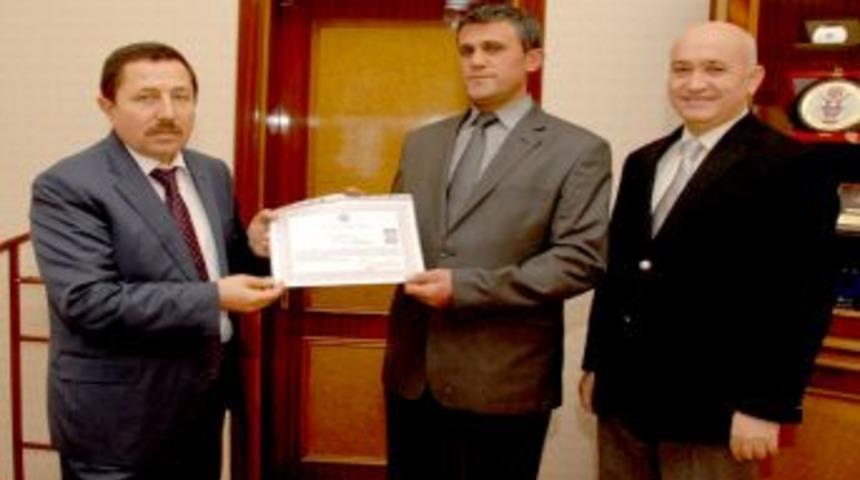 Vali, bulduğu parayı sahibine teslim eden memuru &ouml;d&uuml;llendirdi