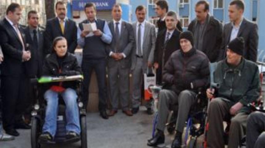 Esenler Belediyesi engelleri kaldırmaya devam ediyor