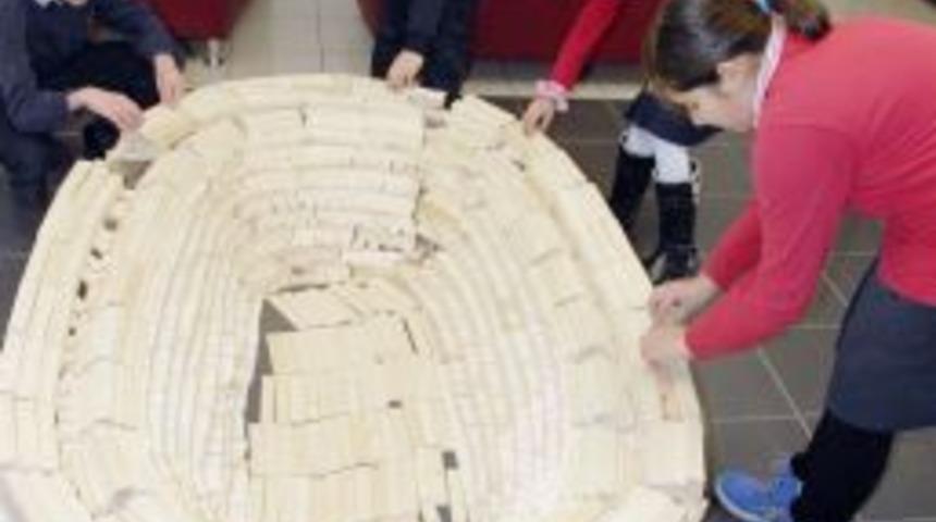 3 bin 400 tahta par&ccedil;asıyla Arena Stadı'nın minyat&uuml;r&uuml;n&uuml; yaptılar