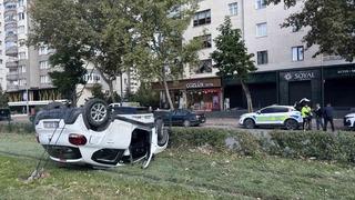 Kaza yapan otomobil takla atıp tramvay yoluna girdi