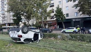 Kaza yapan otomobil takla atıp tramvay yoluna girdi