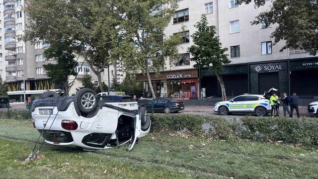 Kaza yapan otomobil takla atıp tramvay yoluna girdi