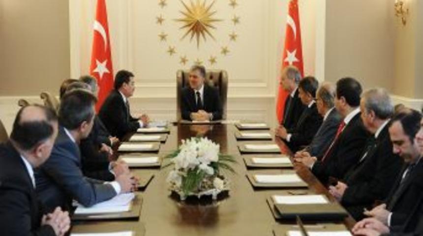 Cumhurbaşkanı G&uuml;l, Bitlis heyetini &Ccedil;ankaya K&ouml;şk&uuml;'nde kabul etti