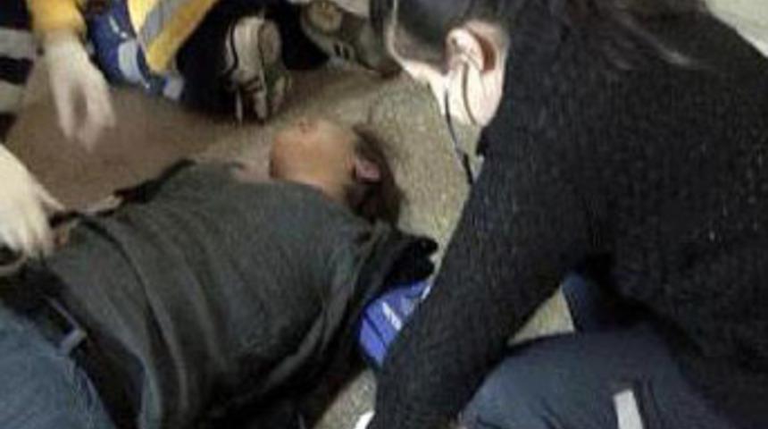 Adliye &ouml;n&uuml;nde eşi ve kayınvalidesini vurdu