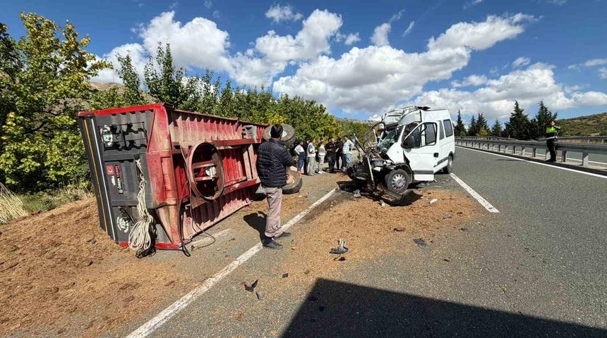 Elazığ&rsquo;da trakt&ouml;r ile minib&uuml;s &ccedil;arpıştı: 1 yaralı
