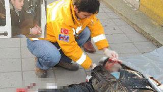 Yerde yatan bıçakladığı hasmını izledi