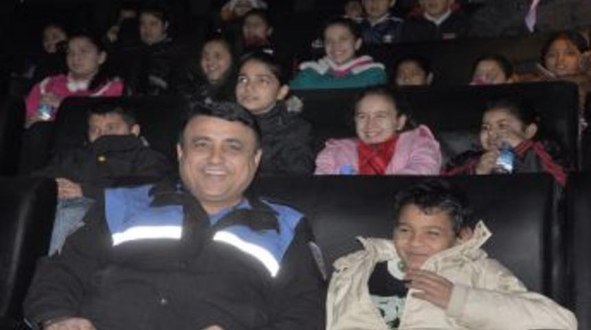 Roman &ccedil;ocuklar karne hediyesi olarak sinemeya g&ouml;t&uuml;r&uuml;ld&uuml;