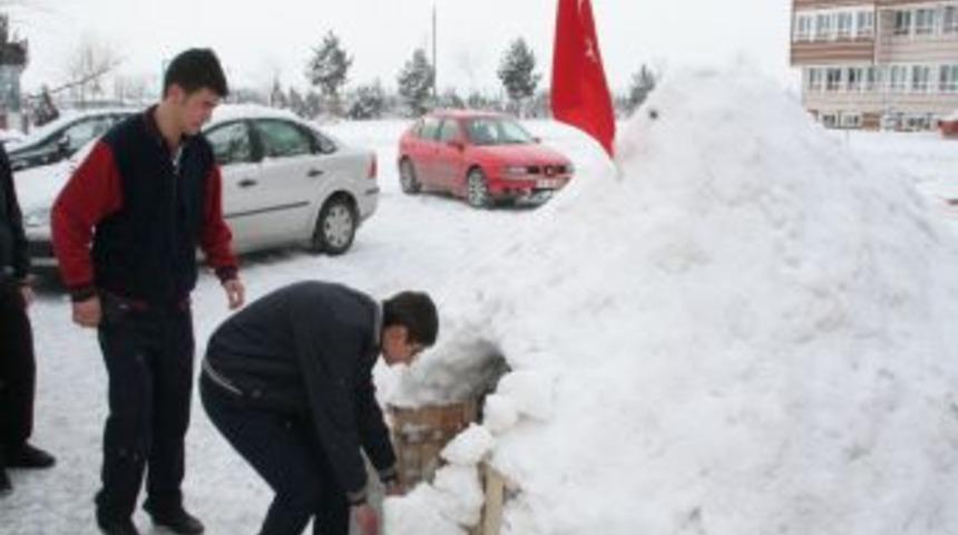 Liseli &ouml;ğrenciler, okul bah&ccedil;esine 'Eskimo' tipi ev yaptı