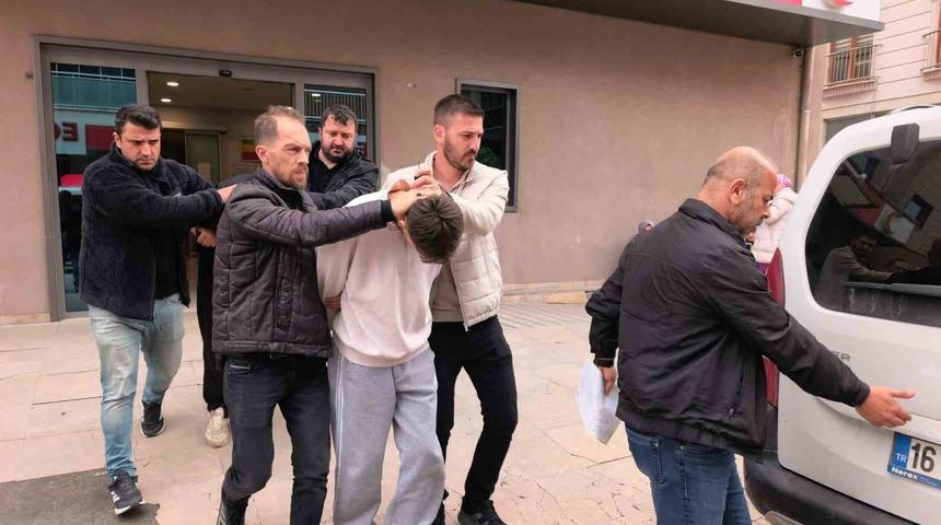 Kız meselesi kavgasında arkadaşını kalbinden bı&ccedil;aklayan gen&ccedil;, adliyeye sevk edildi