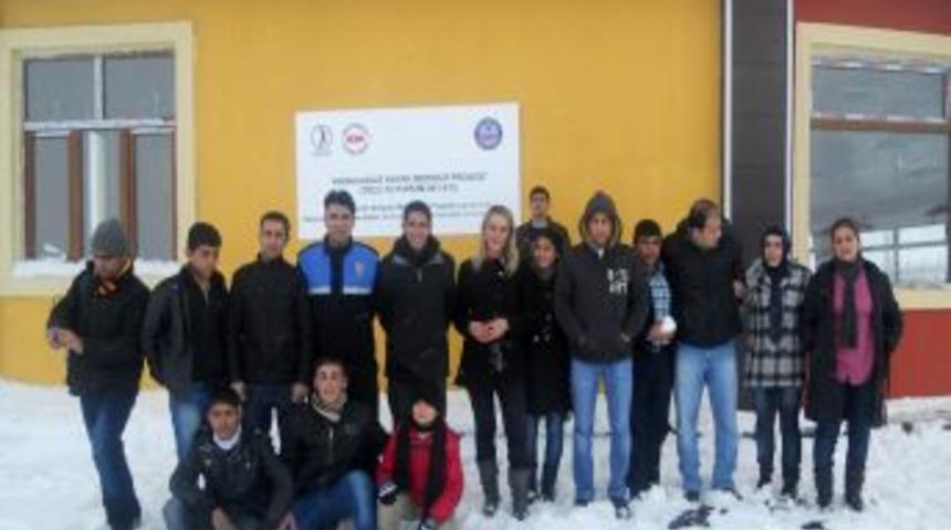 Başarılı &ouml;ğrenciler, polis desteği ile kayağın keyfini &ccedil;ıkardı