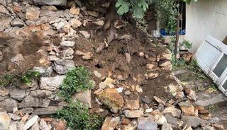 Yağmurdan dolayı toprak kaydı, taşlar devrildi