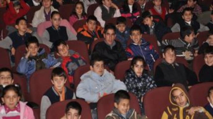 Depremzede &ccedil;ocuklar sinema keyfi yaşadı