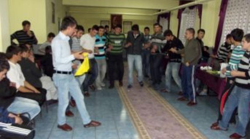 End&uuml;stri Meslek Lisesi &ouml;ğrencileri halaylarla tatile girdi