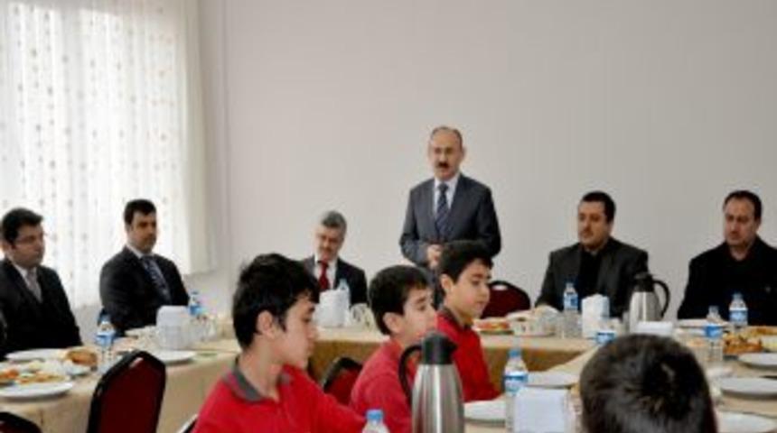 Yılın kaymakamı &ouml;ğrencilerle kahvaltıda buluştu