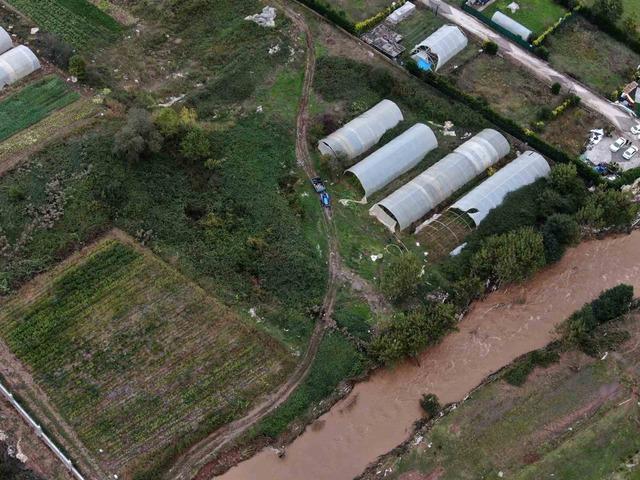 Kocaeli’de sele kapılan 2 kişiyi arama çalışmaları dronla görüntülendi 1