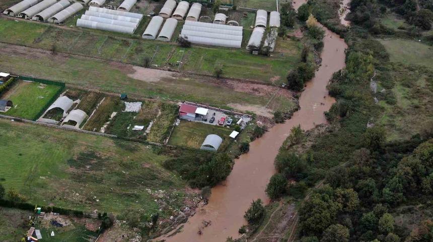 Kocaeli&rsquo;de sele kapılan 2 kişiyi arama &ccedil;alışmaları dronla g&ouml;r&uuml;nt&uuml;lendi