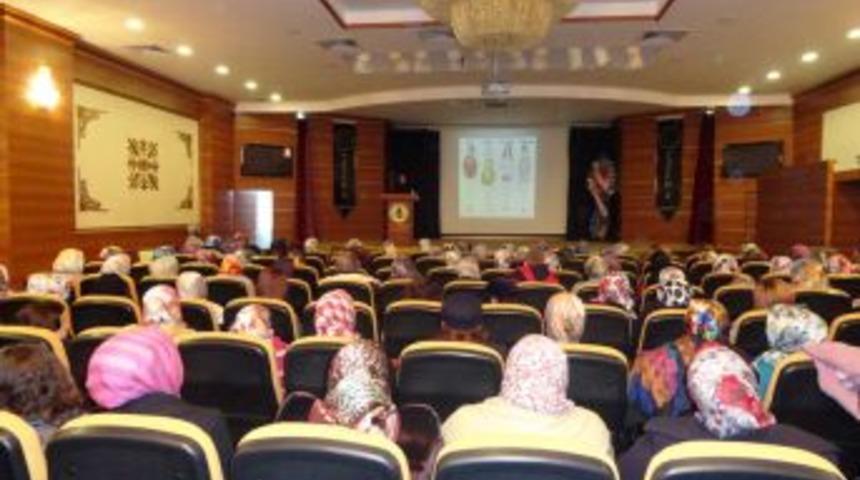 Kadınlar g&uuml;zel giyinme seminerine yoğun ilgi g&ouml;sterdi