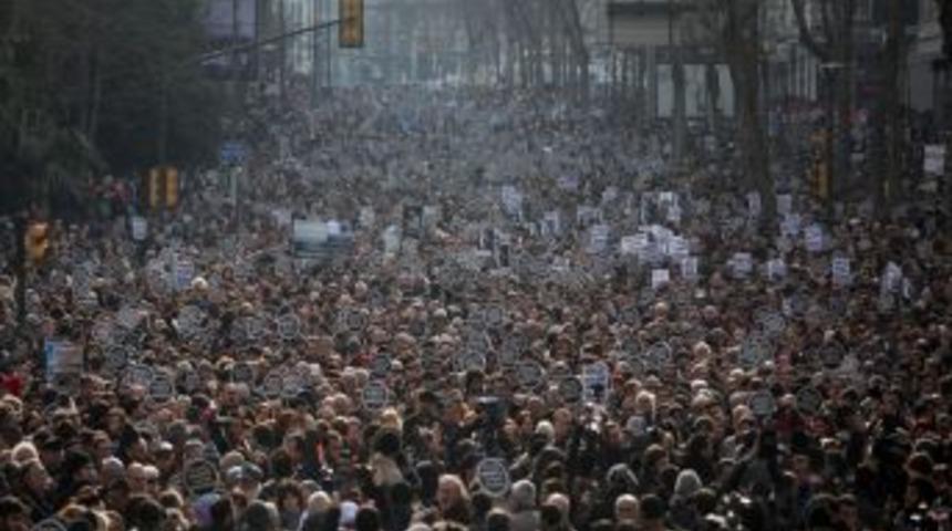 Dink i&ccedil;in y&uuml;r&uuml;yenler Agos &ouml;n&uuml;ne geldi