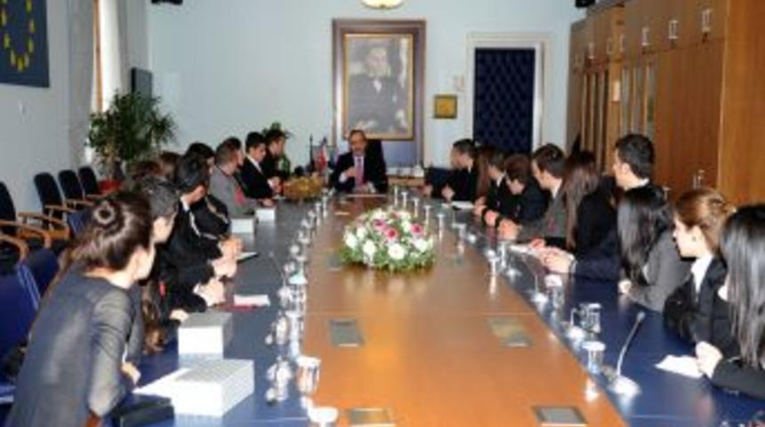 Tekelioğlu: T&uuml;rkiye AB&rsquo;ye y&uuml;k olmaz, y&uuml;k&uuml;n&uuml; hafifletir