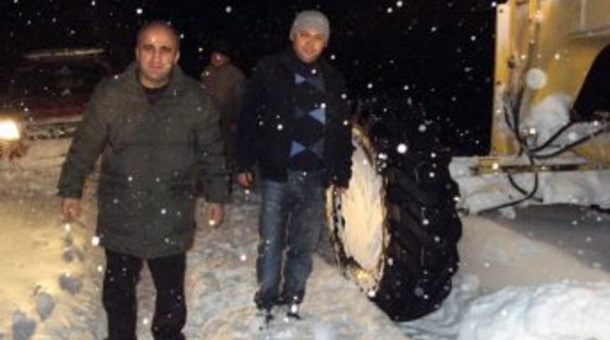 Karda mahsur kalan 8 iş&ccedil;i kurtarıldı