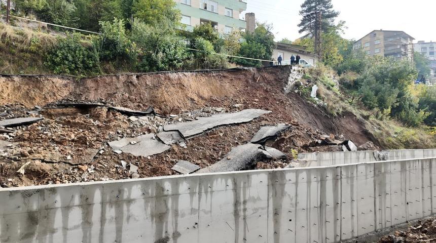 Bitlis&rsquo;te yol yağışlara dayanamadı