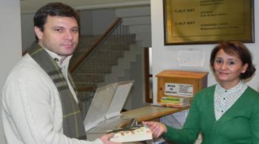 Ertuğrul Sağlam, stresini kitap okuyarak atıyor