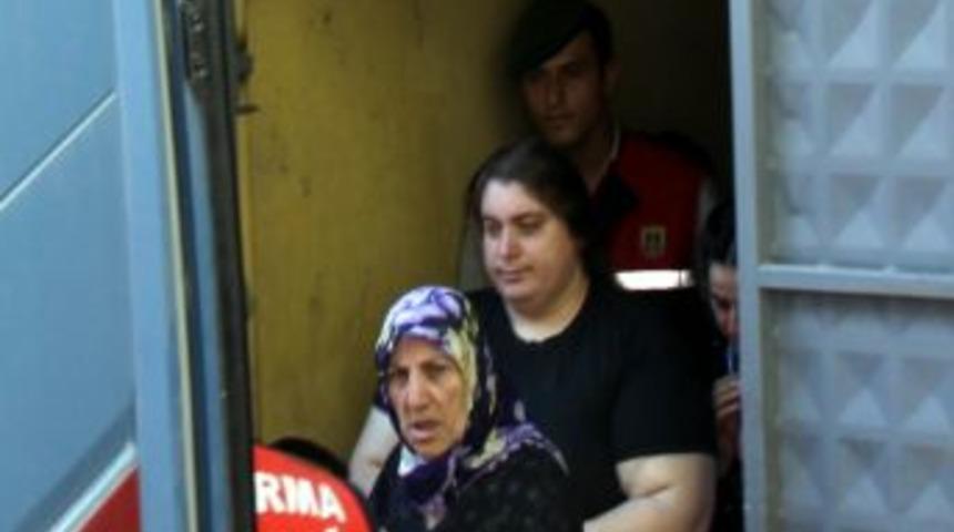 Bebeğini &ccedil;uvalla &ccedil;&ouml;pe atan anneye m&uuml;ebbet hapis