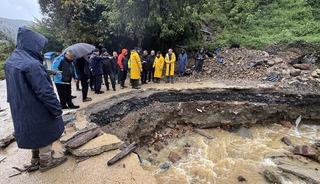 Zonguldak Valisi Hacıbektaşoğlu, sağanaktan etkilenen yerlerde incelemelerde bulundu