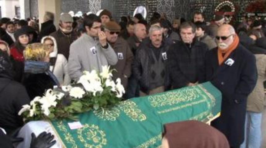 Tiyatrocu Evin Esen'i sanat camiası uğurladı