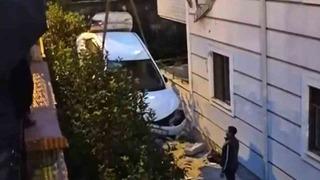 Sakarya’da kontrolden çıkan otomobil ikinci kattaki daireye çarptı