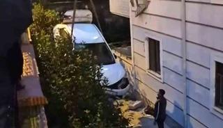 Sakarya&rsquo;da kontrolden &ccedil;ıkan otomobil ikinci kattaki daireye &ccedil;arptı