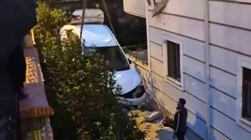 Sakarya&rsquo;da kontrolden &ccedil;ıkan otomobil ikinci kattaki daireye &ccedil;arptı