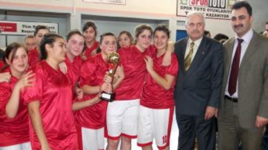 Düzce'de basketbolda kupalar sahiplerini buldu