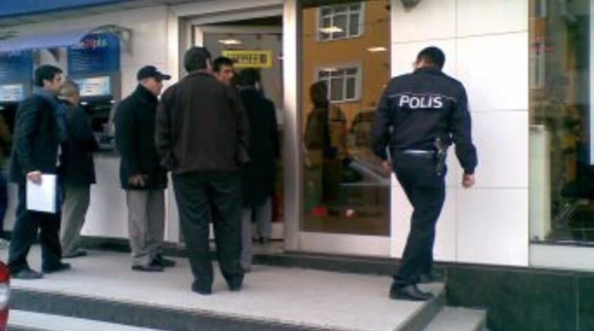 Bankayı soydu, ka&ccedil;arken paraları d&uuml;ş&uuml;rd&uuml;