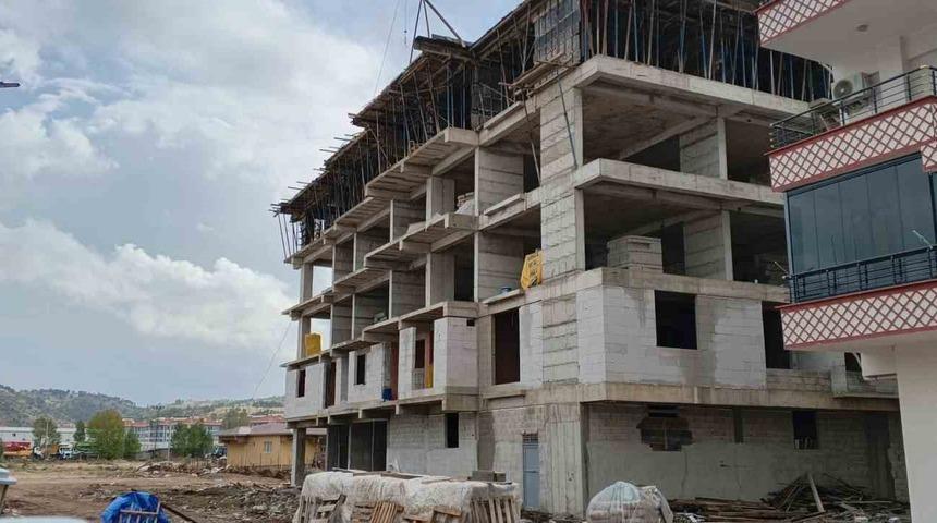 İnşaattan d&uuml;şen iş&ccedil;i ağır yaralandı