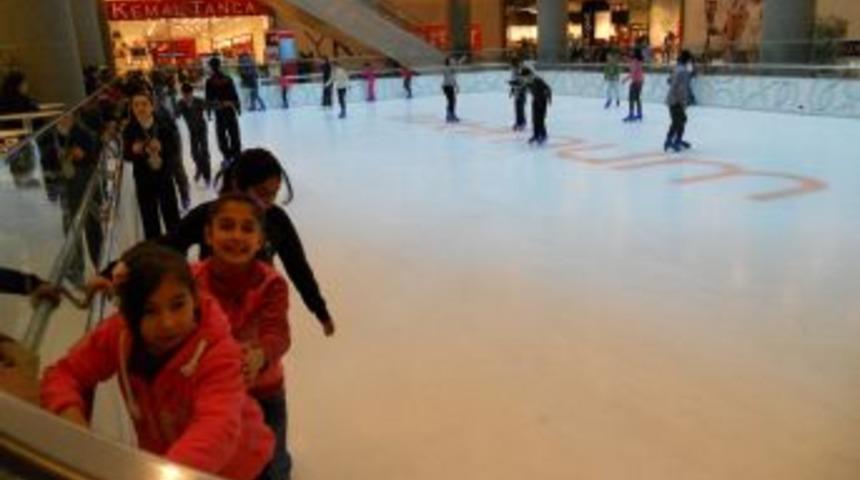 Sevgiye uzanan ellerle paten kaydılar