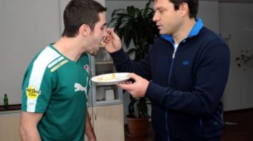 Bursasporlu Emre Pehlivan'a s&uuml;rpriz doğum g&uuml;n&uuml; kutlaması