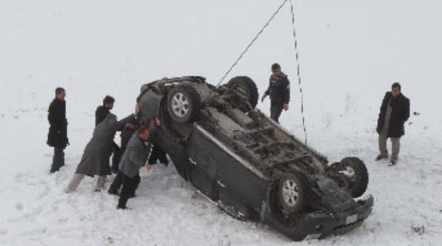 Otomobil şarampole yuvarlandı