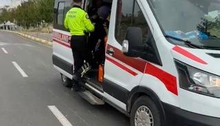 Karayolundaki parke taşına &ccedil;arpan motosiklet devrildi: 1 yaralı