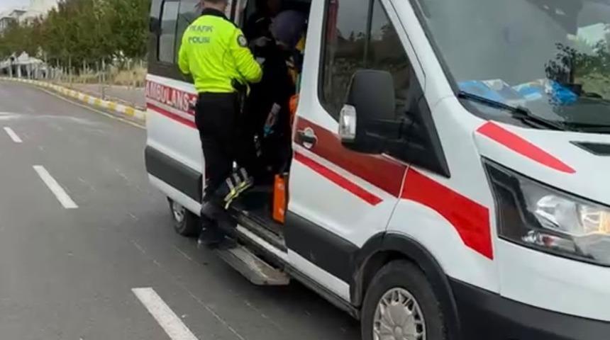 Karayolundaki parke taşına &ccedil;arpan motosiklet devrildi: 1 yaralı