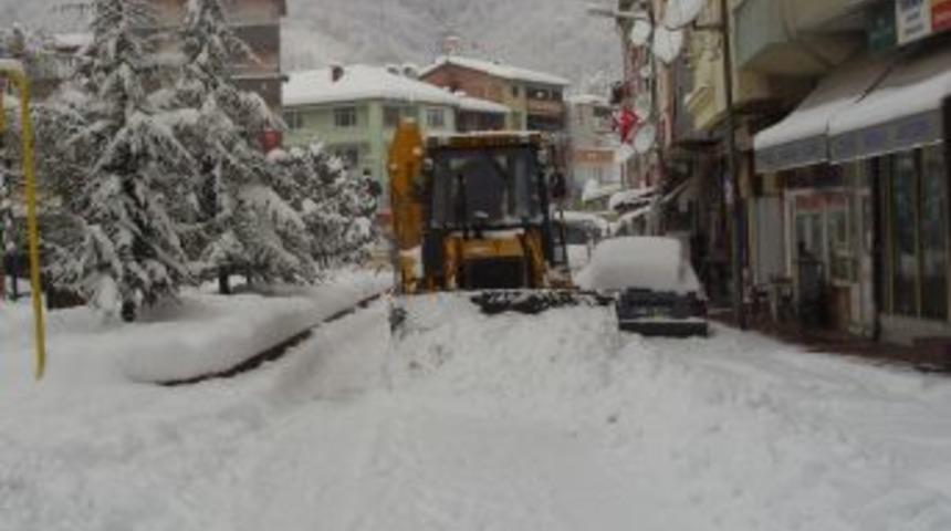 Bartın&rsquo;da karla m&uuml;cadele &ccedil;alışmaları devam ediyor