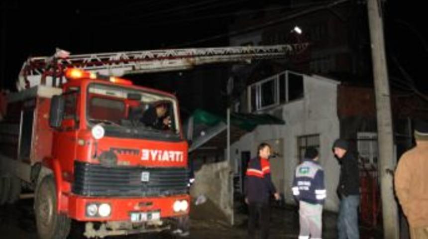 &Ccedil;atı yangını korkuya neden oldu