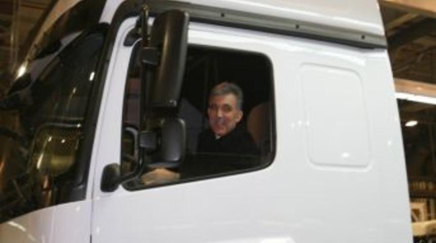 Cumhurbaşkanı G&uuml;l, Mercedes-Benz fabrikasını gezdi