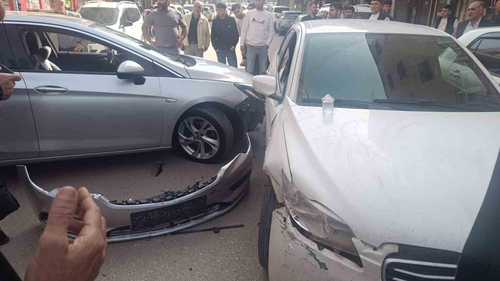 Kurtalan’da trafik kazasında araçlarda maddi hasar meydana geldi