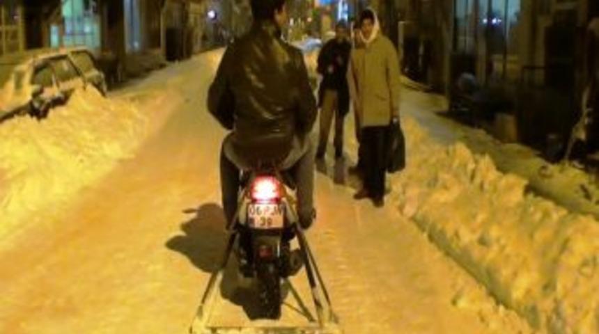 Motosikletin arkasına demirden kızak yaptılar