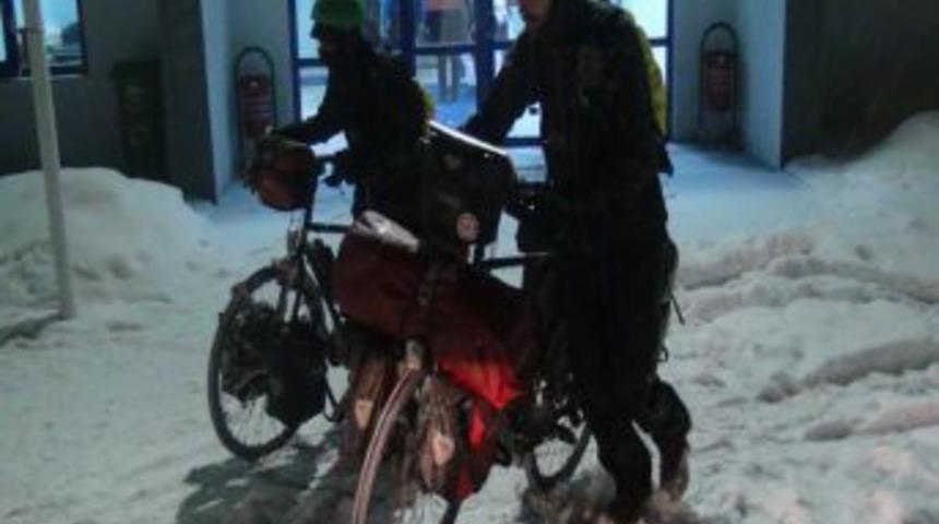 Donmak üzere olan Barcelonalı turistleri gazeteciler kurtardı