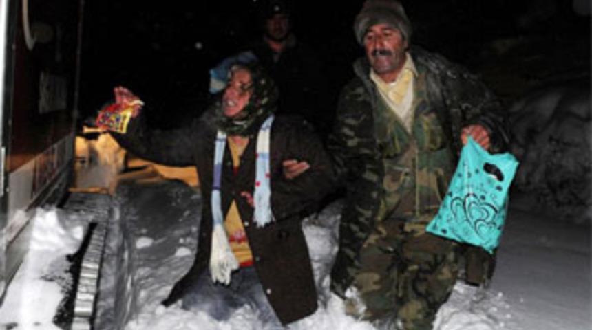 7 kişi donmak üzereyken kurtarıldı