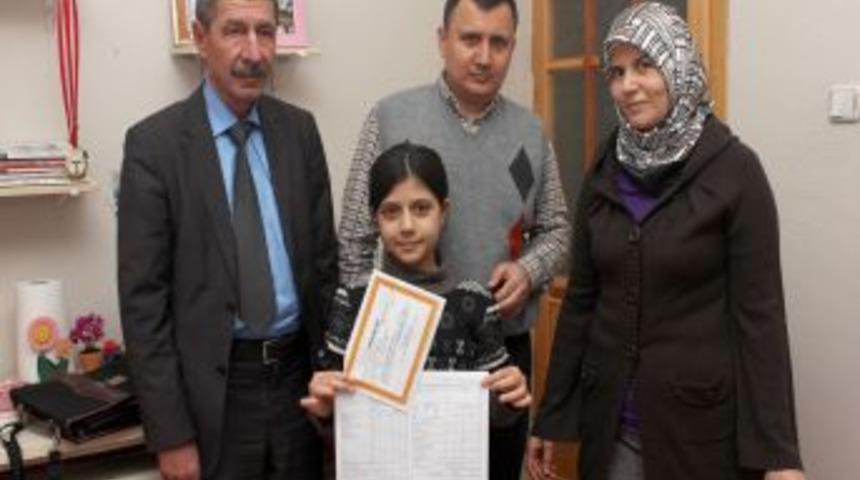 Böbrek nakli olan Yasemin, karne heyecanını ders gördüğü evinde yaşadı