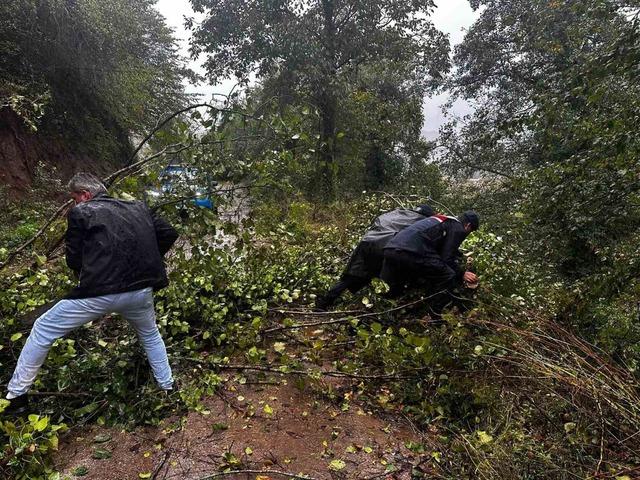 Bartın&rsquo;da 15 saatte 14 sel, 12 &ccedil;atı u&ccedil;ması ihbarı yapıldı 4