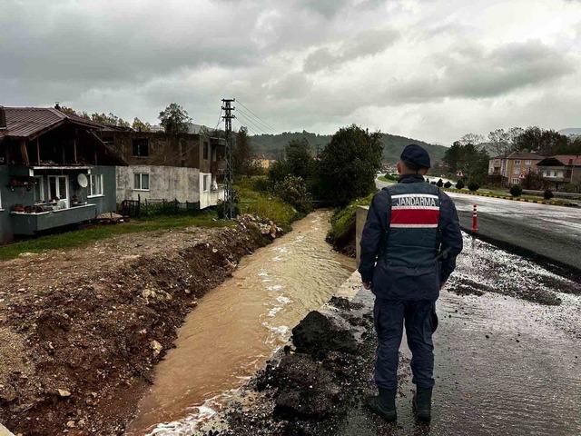 Bartın&rsquo;da 15 saatte 14 sel, 12 &ccedil;atı u&ccedil;ması ihbarı yapıldı 3